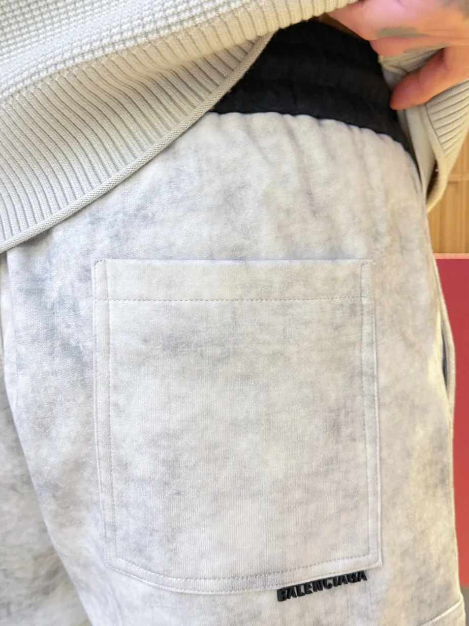 Balenciaga 🆕2026 Autumn and Winter New Arrival trousers and casual pants🎁 are on sale simultaneously on the official website. Brand Classic LOGO casual pants, customized fabrics, excellent comfort and strong touch. Highly recognisable, perfect appearance and craftsmanship. Size:M-3XL